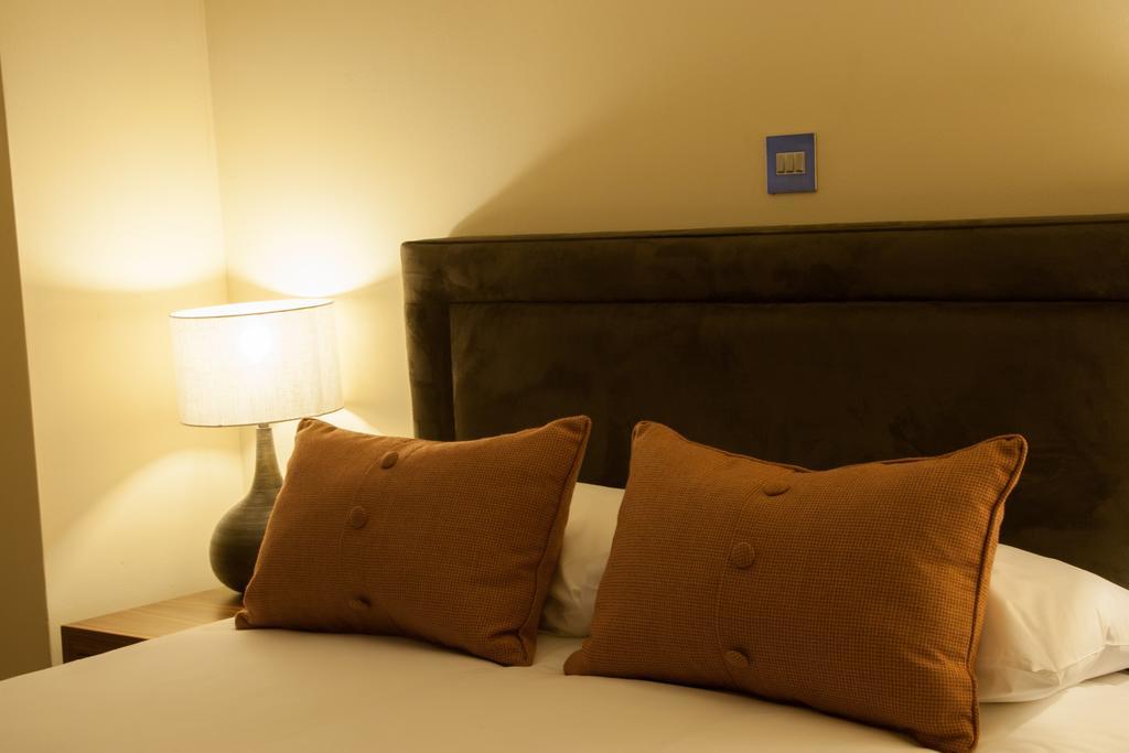 Stirrups Hotel Бракнелл Екстер'єр фото