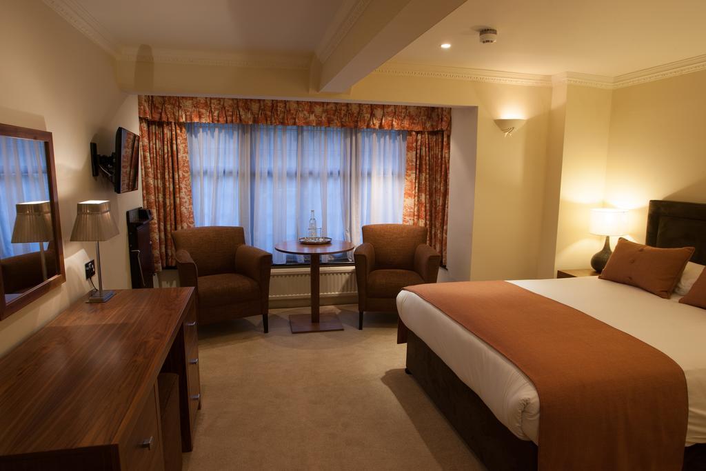Stirrups Hotel Бракнелл Екстер'єр фото