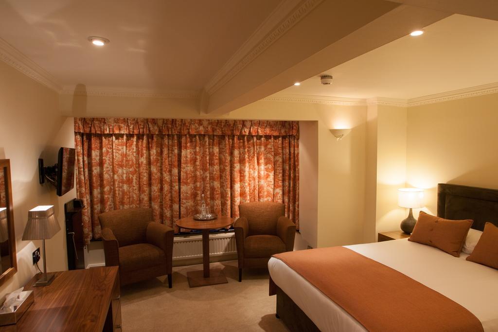 Stirrups Hotel Бракнелл Екстер'єр фото