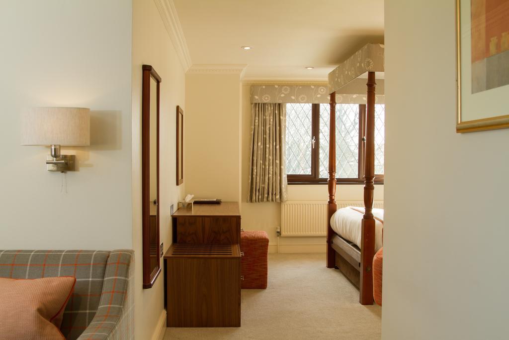 Stirrups Hotel Бракнелл Екстер'єр фото