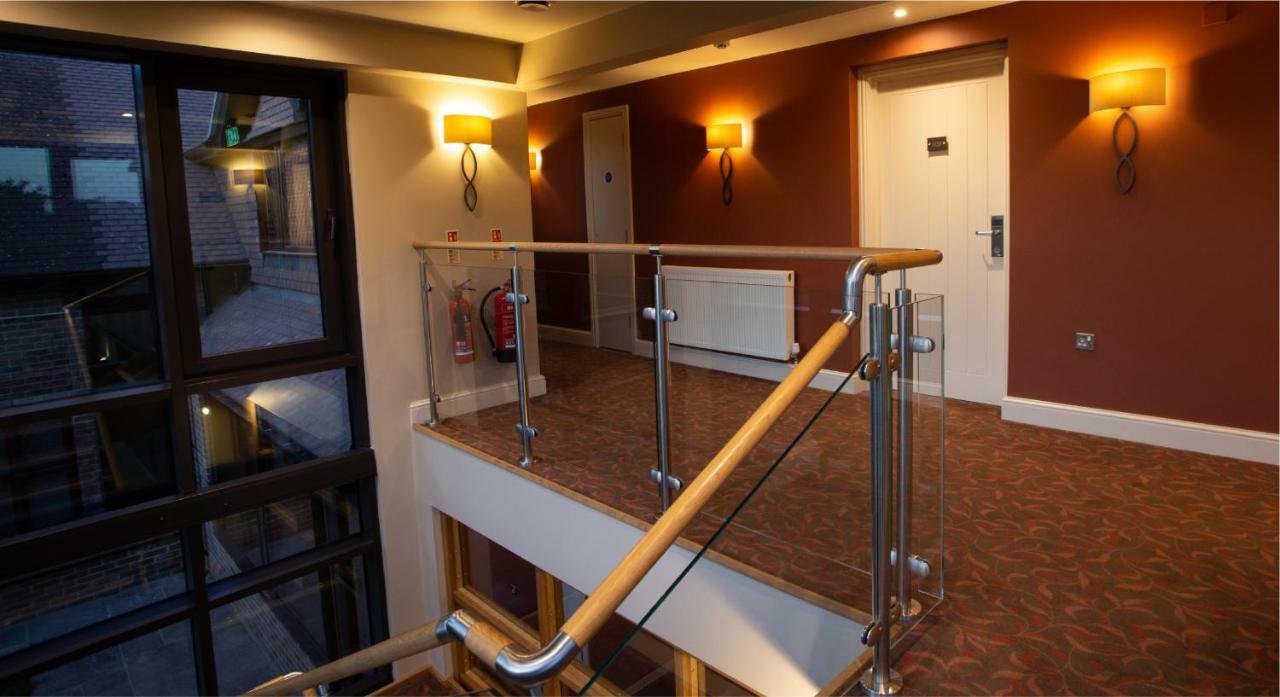 Stirrups Hotel Бракнелл Екстер'єр фото